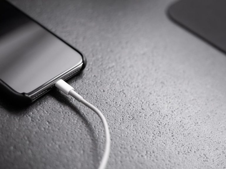 Cómo cargar la batería de tu iPhone o Android por la noche sin que te la cargues