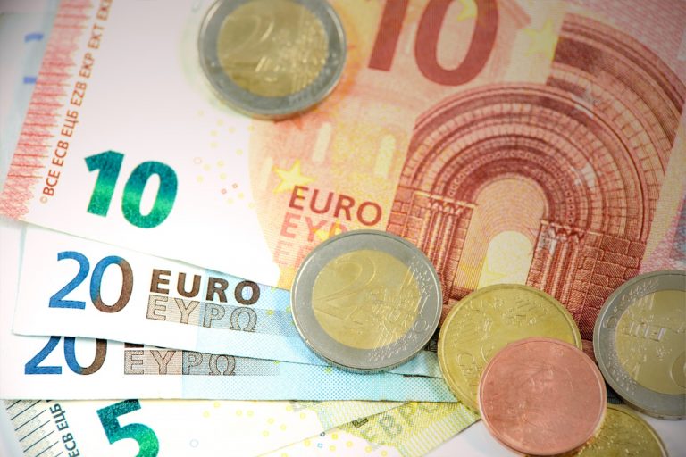 Ayuda de 700 euros para emancipación en 2026: mayores de 30 que viven con sus padres podrán pedirla
