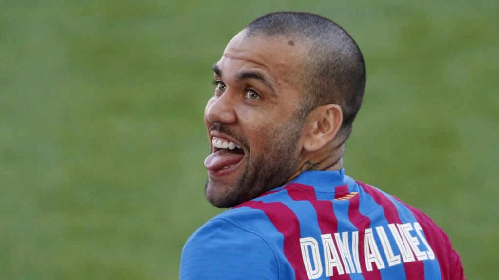 Dani Alves: el motivo por el que Xavi lo rescató para el Barça 57 Dani Alves es una de las manos derecha de Xavi