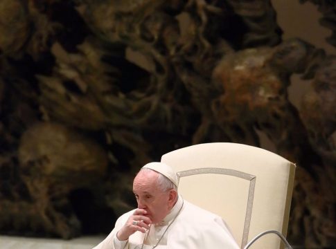El Papa concede mayor autonomía a los obispos que podrán intervenir seminarios o manejar la formación de los aspirantes