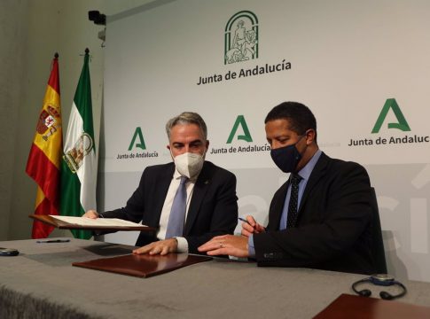 Economía.- La Junta de Andalucia y AWS firman acuerdo para impulsar la transformación digital de empresas