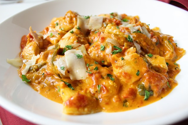 Pollo al curry: así se hace para que quede cremoso