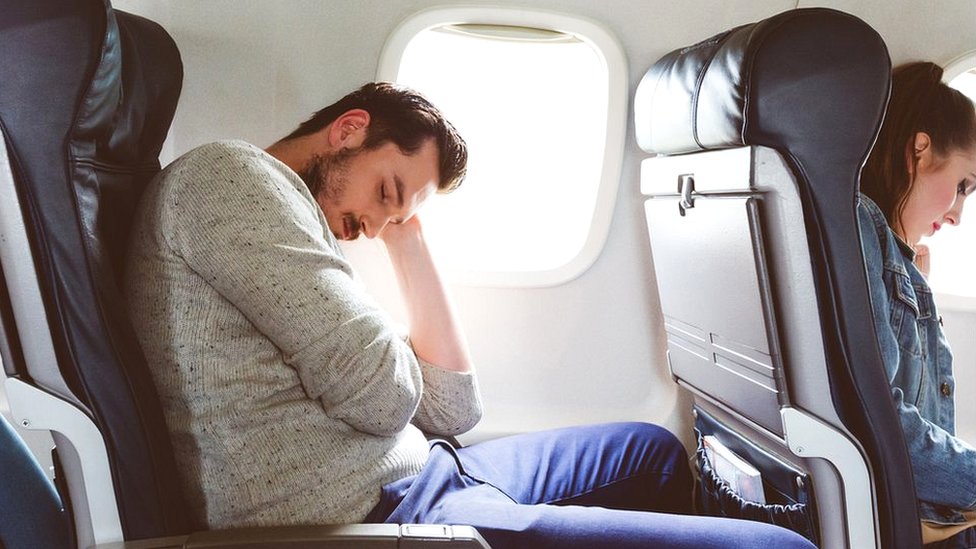 El motivo por el que las ventanillas de los aviones son redondas