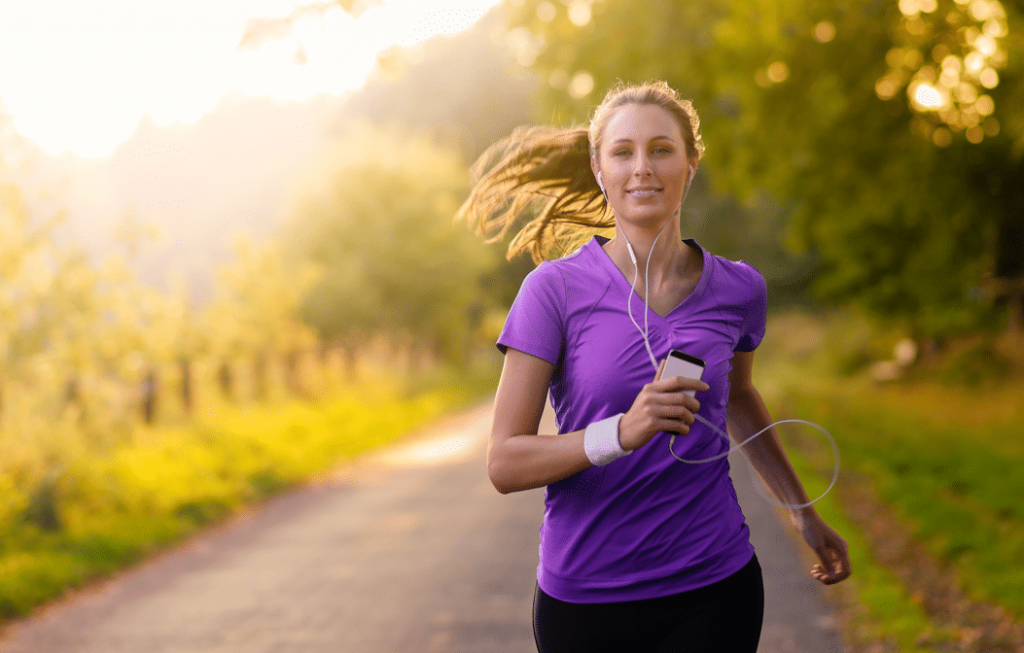 El motivo por el que no debes escuchar música mientras corres
