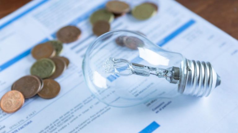 El precio de la luz supera este lunes los 277 euros/MWh, el máximo de 2022