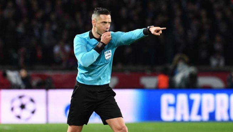 Esto es lo que pasa si un árbitro mete un gol