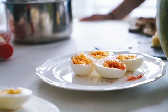 Estos huevos rellenos de aguacate desbancarán a los de atún
