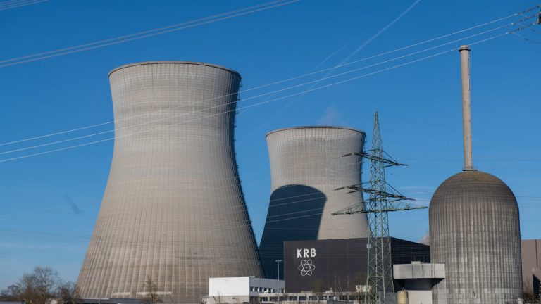 IU expresa su rechazo frontal a la decisión de la Comisión Europea de considerar 'verdes' la energía nuclear y el gas
