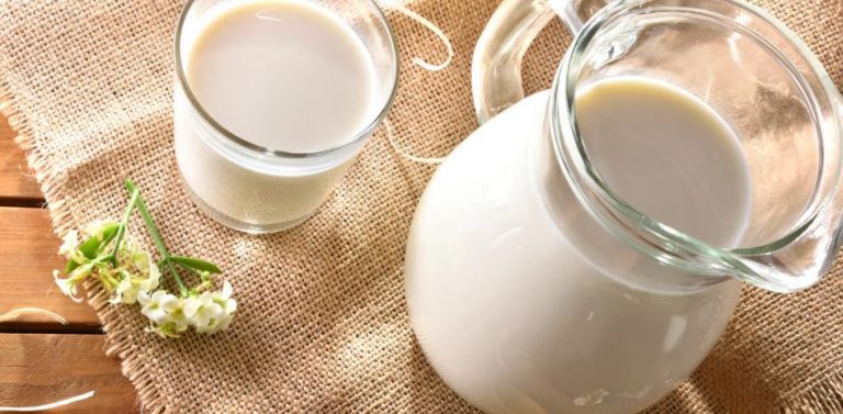 Leche entera, semi o desnatada, ¿cuál es la más saludable?