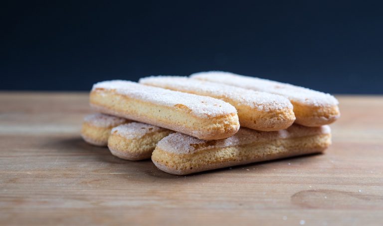 Lenguas de gato con crema pastelera, la receta con la que te relamerás