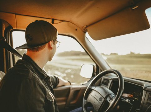 Estas canciones te pueden provocar un accidente o una multa