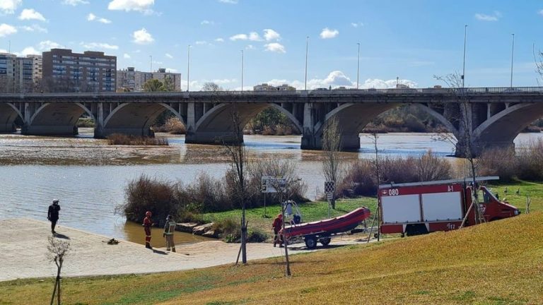 Los bomberos de Badajoz rescatan el cuerpo sin vida de un hombre del Guadiana