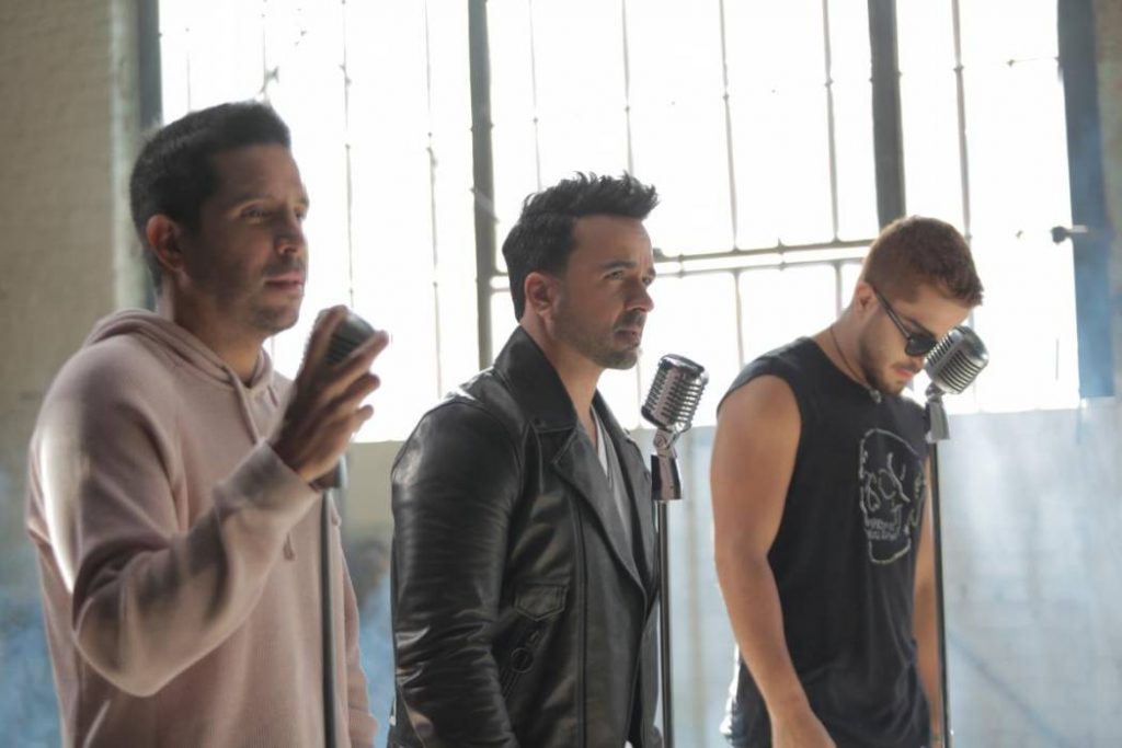 Luis Fonsi Cali y El Dandee Ley De Gravedad 6