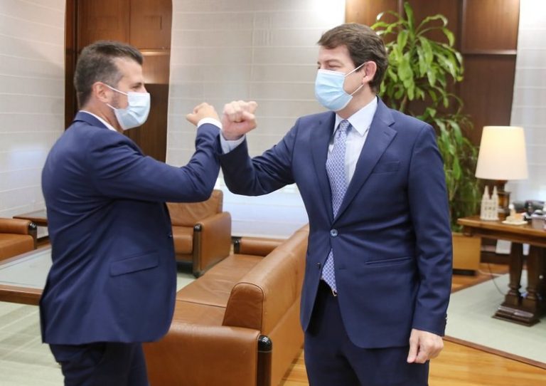 Mañueco seguirá la noche electoral en Salamanca, y Tudanca, en Valladolid, pero fuera de la sede