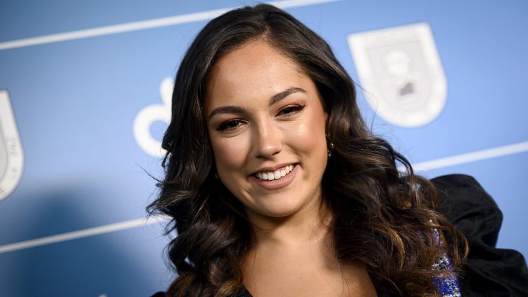 María Parrado estrena su nueva canción 'Vida De Turista' tras ganar 'TCMS' imitando a Pastora Soler, que la sorprende en directo