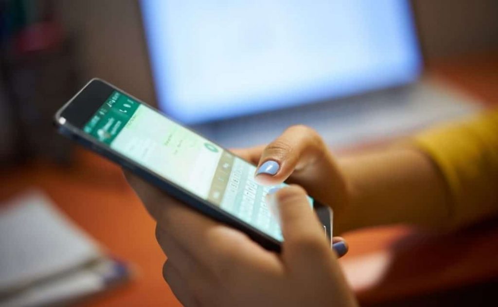 Ocultar la última hora de conexión en WhatsApp