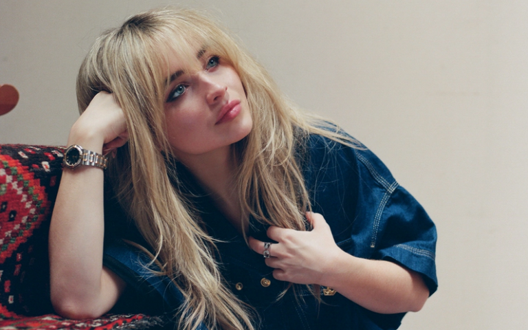 Sabrina Carpenter en 'Fast time', su nuevo vídeo