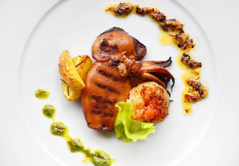 Sepia con patatas: el plato que apenas tiene calorías y puedes hacer en el microondas