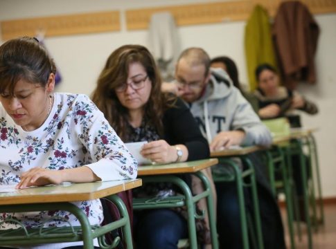 Sindicatos se manifiestan frente a Educación contra el adelanto de oposiciones de las CCAA