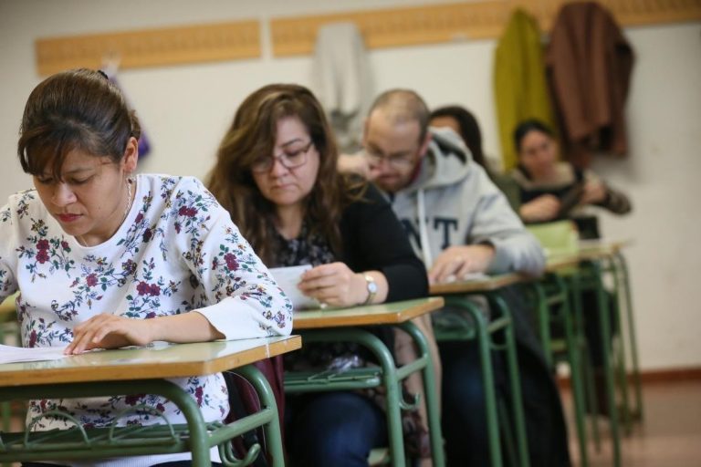 Sindicatos se manifiestan frente a Educación contra el adelanto de oposiciones de las CCAA