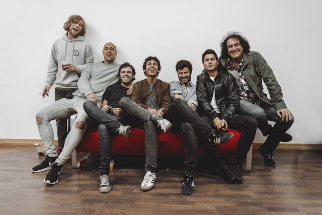 Taburete roto y elegante