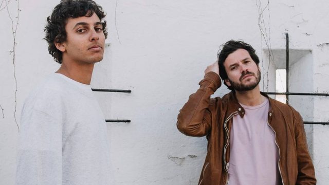 Taburete roto y elegante