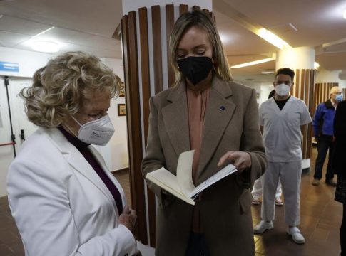 Una usuaria de una residencia de mayores de Ferrol presenta su novela, que escribió durante el confinamiento