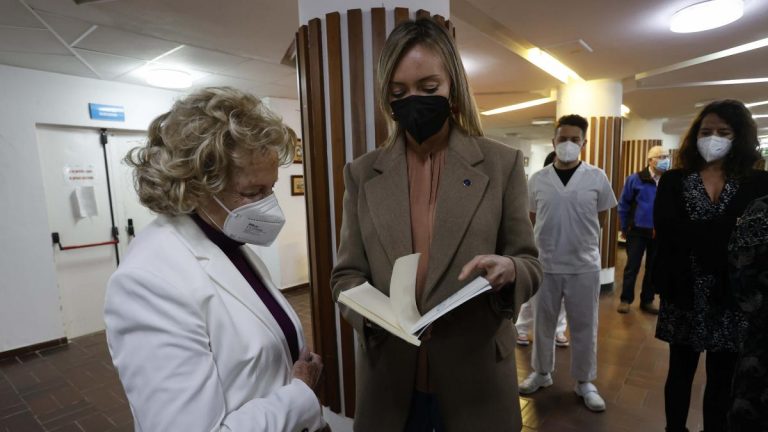 Una usuaria de una residencia de mayores de Ferrol presenta su novela, que escribió durante el confinamiento