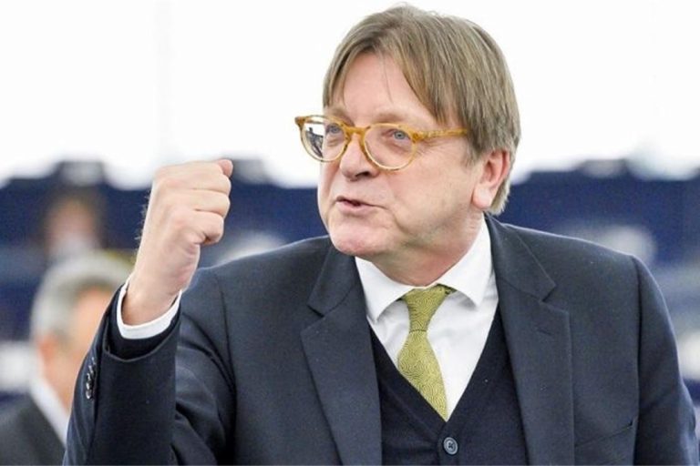 Verhofstadt, partidario de un ejército de la UE que no duplique gastos