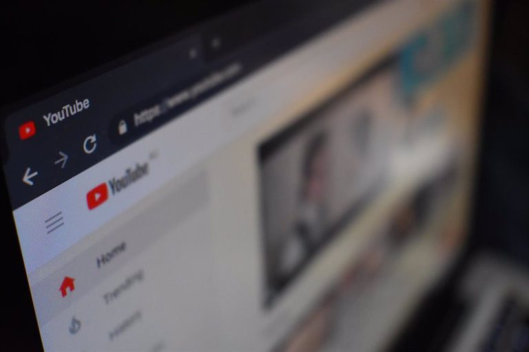 YouTube habilitará las retransmisiones colaborativas y los comentarios desde el móvil mientras se ve el televisor