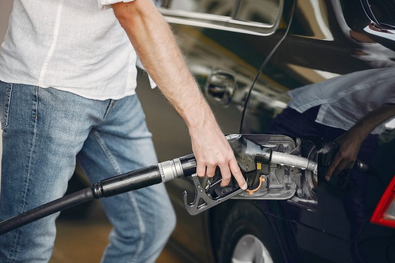 Este es el consejo de la OCU para ahorrar dinero en gasolina