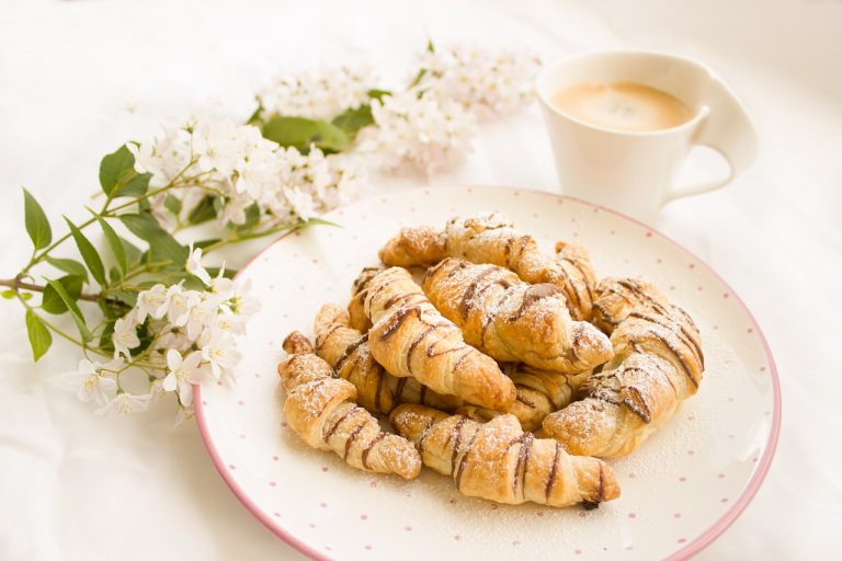Cómo hacer croissants rellenos de chocolate con masa de hojaldre