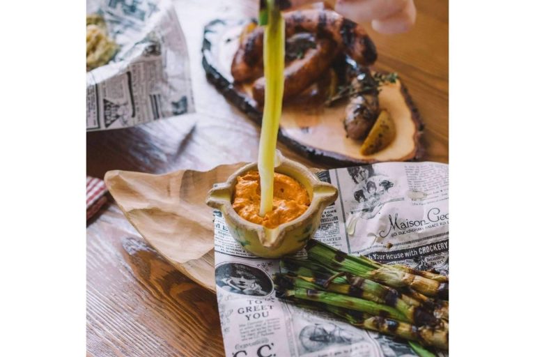 Disfrutar de la temporada de calçots en Barcelona es posible en Vic Brasería