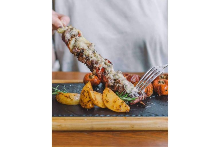 El restaurante Vic Brasería ya incluye los calçots en su menú de temporada