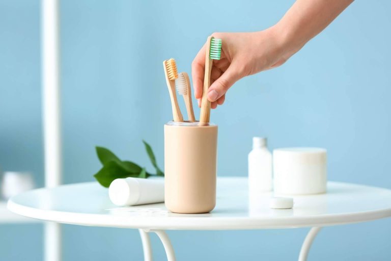 Cepillo de dientes, ¿eléctrico o manual?, por Implant Clinics