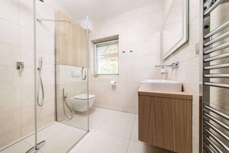 Balnearian comercializa platos de ducha de resina de gran durabilidad y estética para modernizar la sala de baño