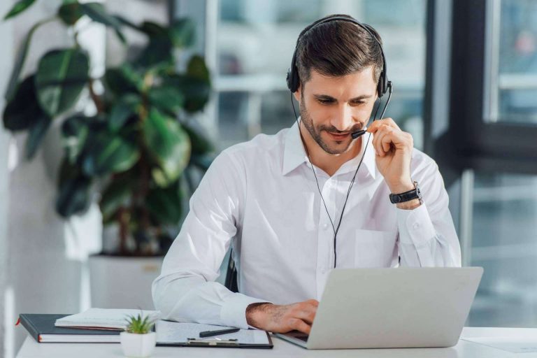 Uno de los primeros buscadores de libre acceso, de habla hispana para la traducción y sin registro es Traductores Nativos