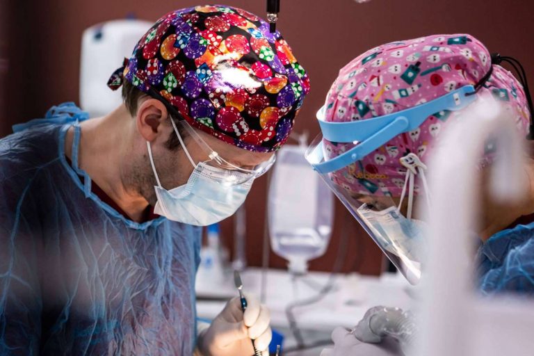 La trayectoria de David Valero, el dentista que identifica implantes dentales en internet