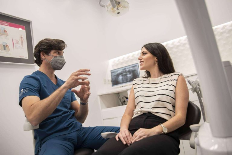 ¿Cuáles son los riesgos y las consecuencias de un blanqueamiento dental casero?, por Clínica dental Eduardo López