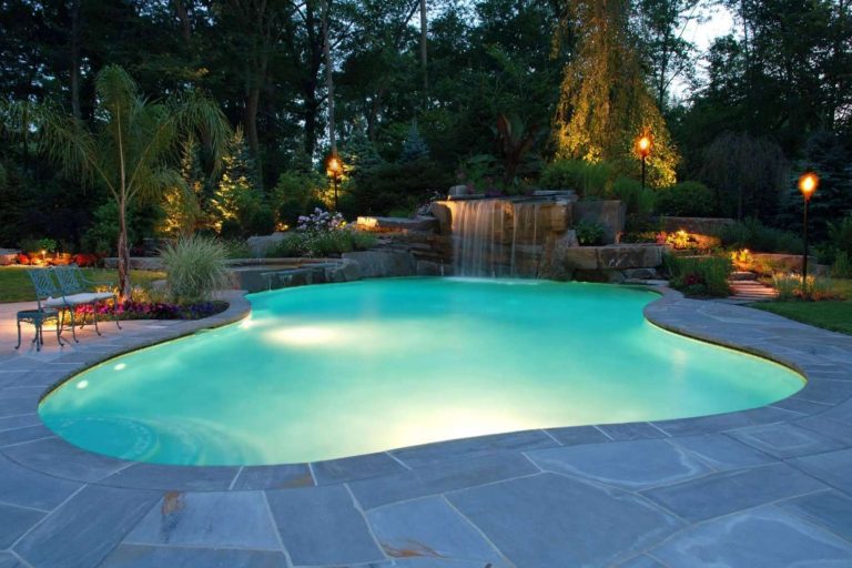 Warmpool ofrece iluminación para piscinas con focos LED