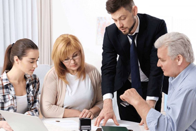 Transmisión familiar de una oficina de farmacia con la asesoría personalizada de Urbagesa Farmacias
