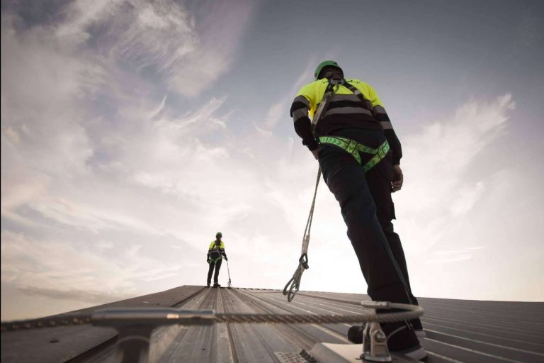 ¿Qué líneas de vida se necesitan para acceder y trabajar con seguridad sobre cubiertas?
