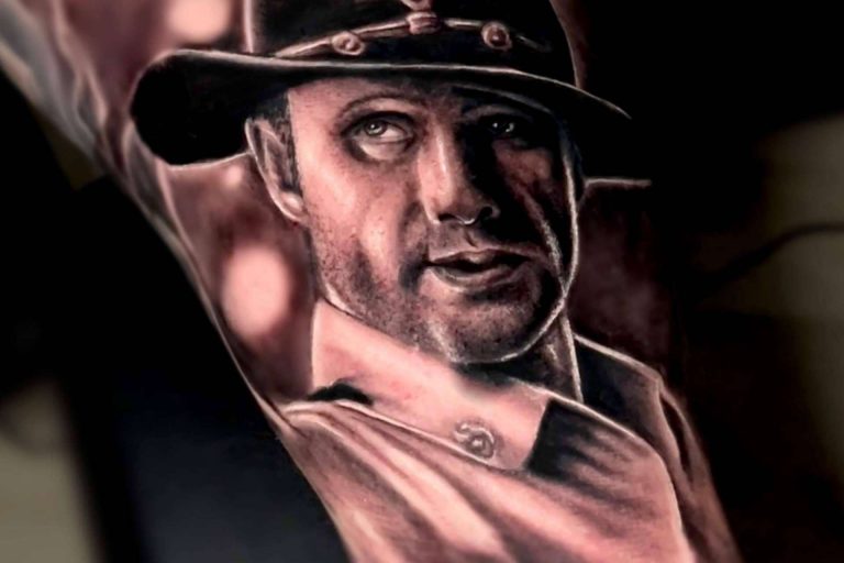 Carlos Loise tatúa en su estudio Losie Tattoo Art en Murcia