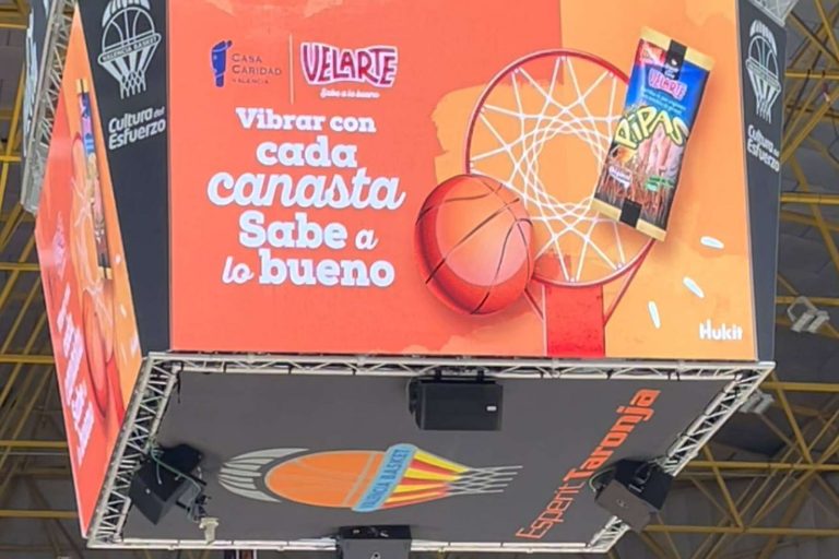 La agencia realiza una activación en colaboración con Valencia Basket y Casa Caridad