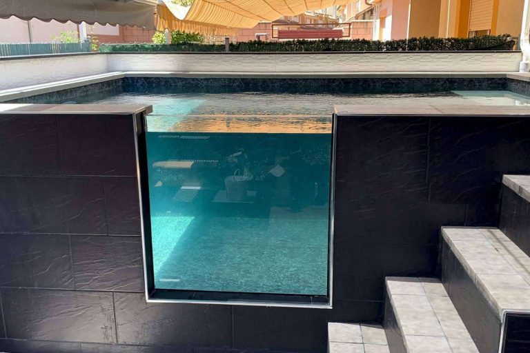 ¿Cuáles son los beneficios de contar con una piscina elevada con cristal? Esencial Pool