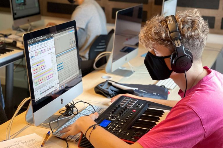 ¿Cómo se forman los productores musicales?