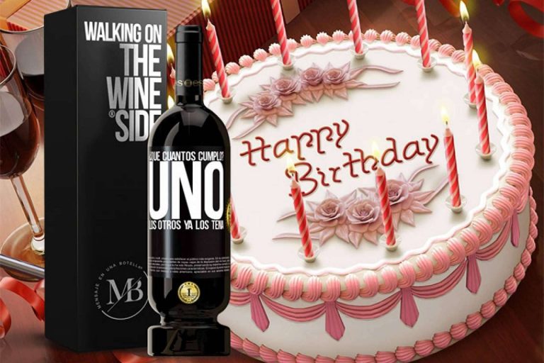 Un brindis de cumpleaños con original vino personalizado, con Mensaje en una Botella