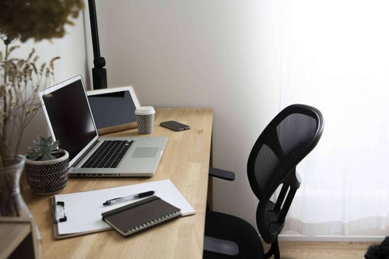 Sillas y escritorios necesarios para acondicionar un espacio ideal para el teletrabajo