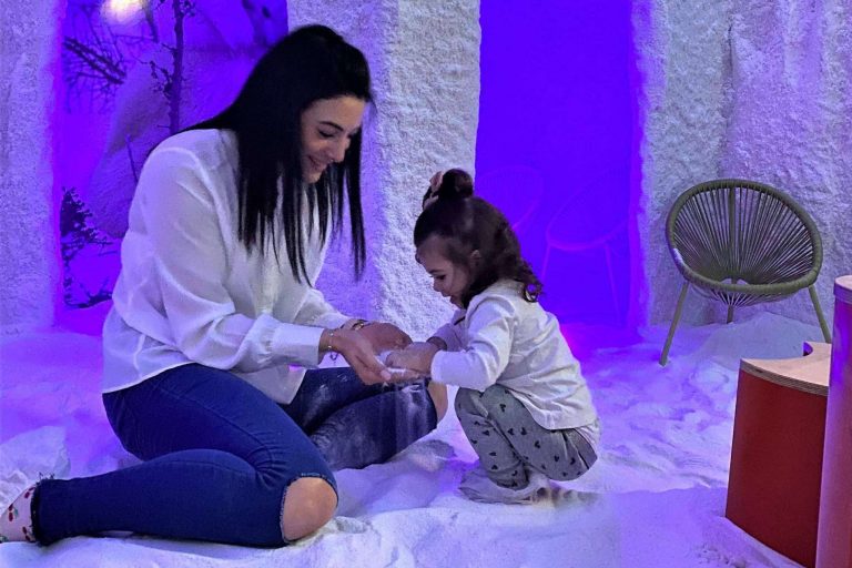 Respirar sal mientras se juega para un curso sin fiebre, catarros ni tos. Haloterapia.