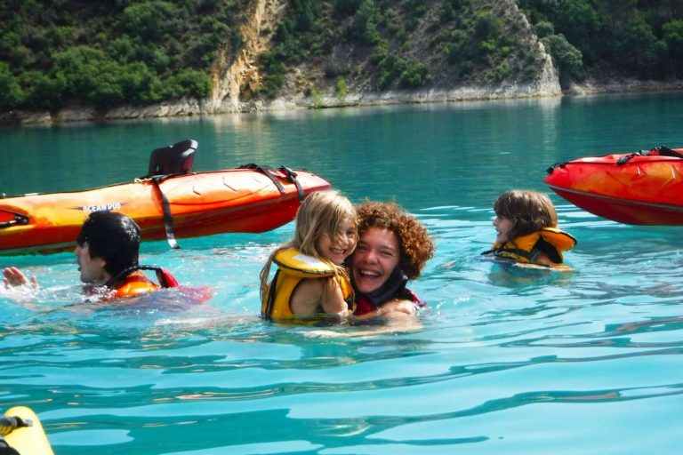 Nómadas del Pirineo y sus opciones de deportes de aventura al aire libre para niños